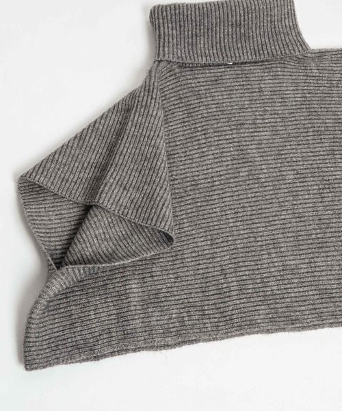 AMELY（エミリー）の「タートルネックアシンメトリーポンチョ（ポンチョ・レディース・ホワイト/ブラック/グレー・フリー）」の4枚目の写真