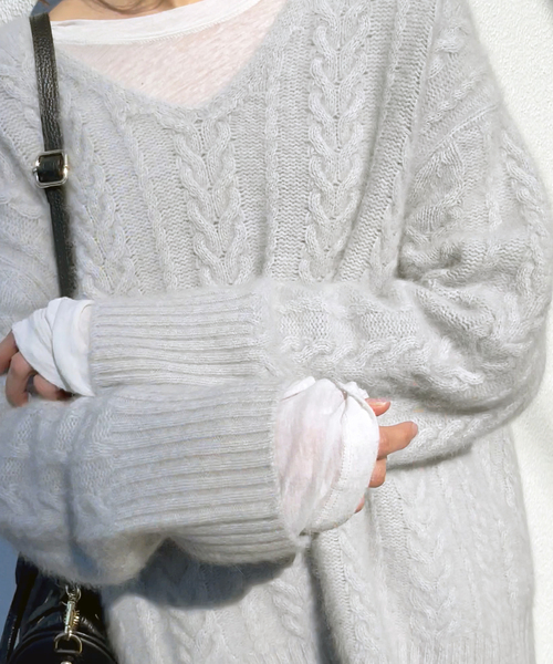 Spick & Span（スピックアンドスパン）の「フォックスケーブルニットプルオーバー（ニット/セーター・レディース・ブラック/グレー・FREE）」の2枚目の写真