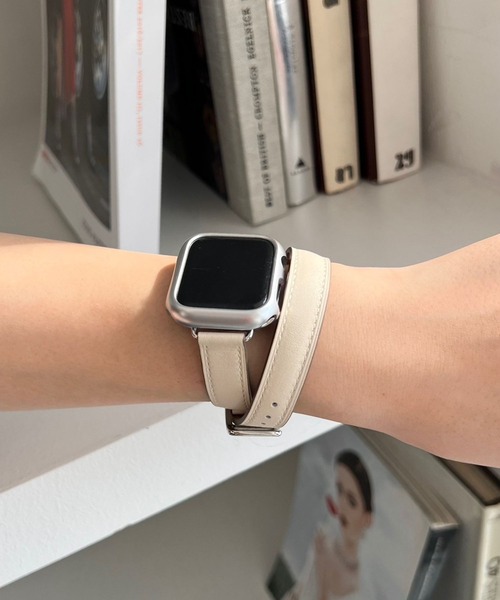 Me%（ミィパーセント）の「フェイクレザー2重巻きAppleWatchバンド（デジタル腕時計・レディース・チャコールグレー/アイボリー/ブラウン・MEDIUM）」の9枚目の写真