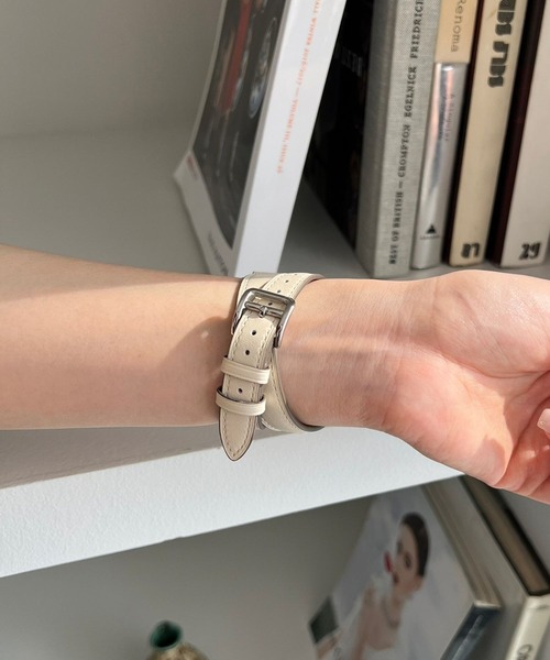 Me%（ミィパーセント）の「フェイクレザー2重巻きAppleWatchバンド（デジタル腕時計・レディース・チャコールグレー/アイボリー/ブラウン・MEDIUM）」の10枚目の写真