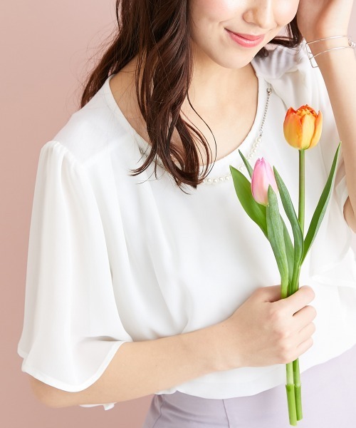 marun(マルン)の「<大きいサイズ> パール調パーツ付きシフォン重ねトップス marun(Tシャツ/カットソー・レディース・オフホワイト/モカ/ネイビー・5L/L/LL/4L/3L)」の1枚目の写真