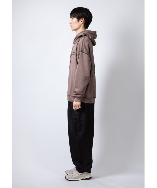 Beno(ビーノ)の「TECHダンボール ルーズシルエット 配色ステッチ バックフォトグラフィック フーディ(パーカー・メンズ・ブラック/ライトグレー/モカ/ダークブルー・M/L)」の14枚目の写真