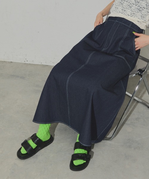 Solace（ソレイス）の「ツイルデニムフレアスカート（スカート・レディース・ネイビー/ホワイト・FREE）」の2枚目の写真