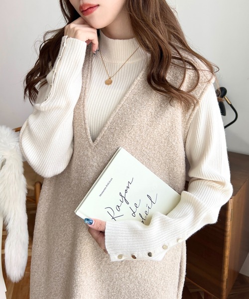 moment+（モーメントプラス）の「リングフェイクウールVネックジャンパースカート（ジャンパースカート・レディース・ベージュ/アイボリー/ブラック/チャコールグレー/グレイッシュベージュ・M/L）」の4枚目の写真