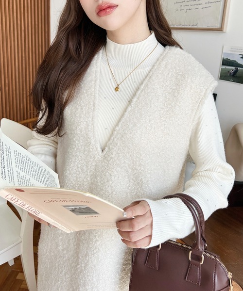 moment+（モーメントプラス）の「リングフェイクウールVネックジャンパースカート（ジャンパースカート・レディース・ベージュ/アイボリー/ブラック/チャコールグレー/グレイッシュベージュ・M/L）」の6枚目の写真