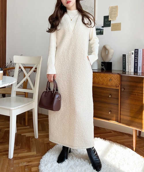 moment+（モーメントプラス）の「リングフェイクウールVネックジャンパースカート（ジャンパースカート・レディース・ベージュ/アイボリー/ブラック/チャコールグレー/グレイッシュベージュ・M/L）」の8枚目の写真