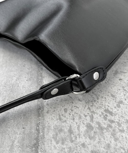 LVEU.（ラブユ.）の「【LVEU.】ワンハンドルスクエアバッグ / バッグ 鞄 BAG ハンドバッグ 合皮  スムース 柔らかい スクエア ブラック シルバー（トートバッグ・レディース・ブラック/シルバー・FREE）」の4枚目の写真