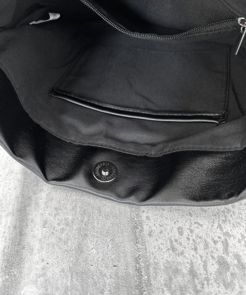 LVEU.（ラブユ.）の「【LVEU.】ワンハンドルスクエアバッグ / バッグ 鞄 BAG ハンドバッグ 合皮  スムース 柔らかい スクエア ブラック シルバー（トートバッグ・レディース・ブラック/シルバー・FREE）」の5枚目の写真
