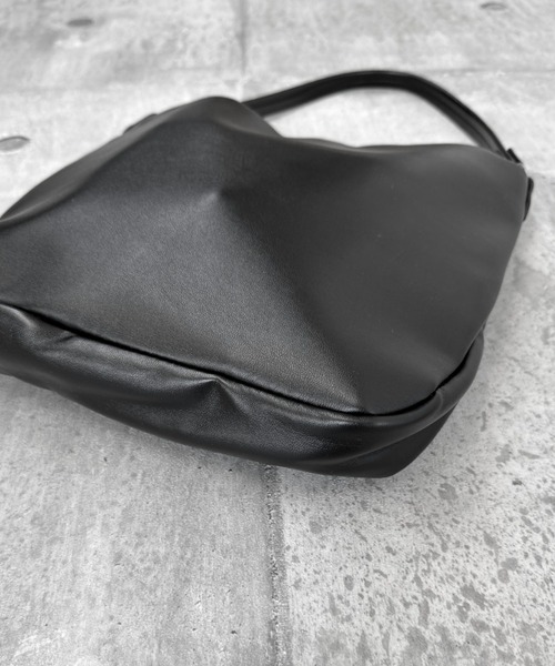 LVEU.（ラブユ.）の「【LVEU.】ワンハンドルスクエアバッグ / バッグ 鞄 BAG ハンドバッグ 合皮  スムース 柔らかい スクエア ブラック シルバー（トートバッグ・レディース・ブラック/シルバー・FREE）」の6枚目の写真