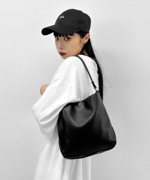 LVEU.（ラブユ.）の「【LVEU.】ワンハンドルスクエアバッグ / バッグ 鞄 BAG ハンドバッグ 合皮  スムース 柔らかい スクエア ブラック シルバー（トートバッグ・レディース・ブラック/シルバー・FREE）」の11枚目の写真