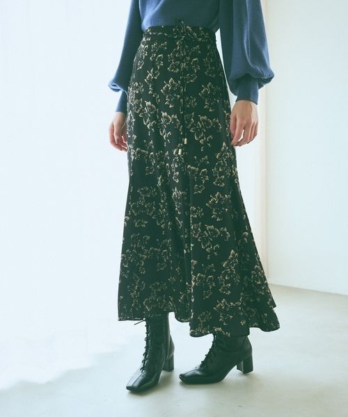 mysty woman（ミスティウーマン）の「フラワープリントフレアスカート 973085（スカート・レディース・ベージュ/ブラック/ブルー系その他・FREE）」の2枚目の写真