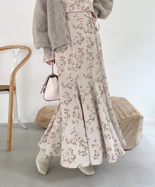 mysty woman（ミスティウーマン）の「フラワープリントフレアスカート 973085（スカート・レディース・ベージュ/ブラック/ブルー系その他・FREE）」の12枚目の写真