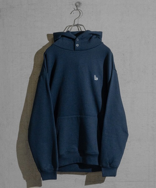 GLOVE HOUSE（グローブハウス）の「【a】TC裏起毛 ワンポイント刺繍 釦使い リラックスフィットパーカー（パーカー・メンズ・ダークグリーン/アッシュグレー/ネイビー/マルチ/ホワイト・MEDIUM/LARGE/X-LARGE）」の4枚目の写真