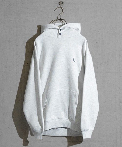 GLOVE HOUSE（グローブハウス）の「【a】TC裏起毛 ワンポイント刺繍 釦使い リラックスフィットパーカー（パーカー・メンズ・ダークグリーン/アッシュグレー/ネイビー/マルチ/ホワイト・MEDIUM/LARGE/X-LARGE）」の2枚目の写真