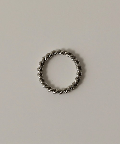 ORLEAN(オルレアン)の「金属アレルギー対応 ツイストラインリング 11号 サージカルステンレス 316L(リング・レディース・シルバー・11号)」の2枚目の写真