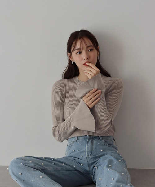 BLUEEAST(ブルーイースト)の「フレアスリーブニット(ニット/セーター・レディース・ブラック/グレイッシュベージュ/ブルーグレー/アイボリー・MEDIUM)」の1枚目の写真