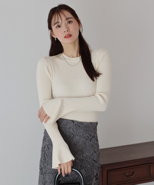 BLUEEAST(ブルーイースト)の「フレアスリーブニット(ニット/セーター・レディース・ブラック/グレイッシュベージュ/ブルーグレー/アイボリー・MEDIUM)」の2枚目の写真