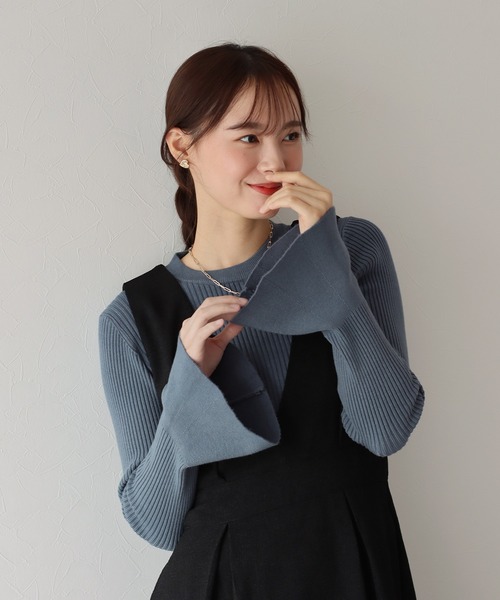 BLUEEAST(ブルーイースト)の「フレアスリーブニット(ニット/セーター・レディース・ブラック/グレイッシュベージュ/ブルーグレー/アイボリー・MEDIUM)」の4枚目の写真