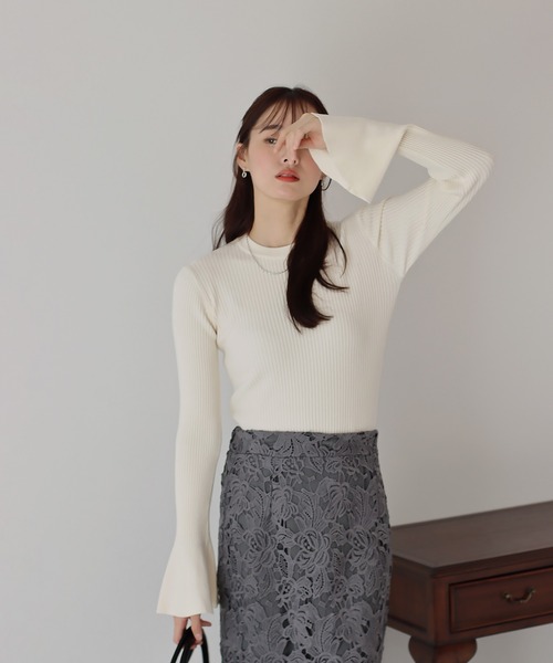 BLUEEAST(ブルーイースト)の「フレアスリーブニット(ニット/セーター・レディース・ブラック/グレイッシュベージュ/ブルーグレー/アイボリー・MEDIUM)」の5枚目の写真