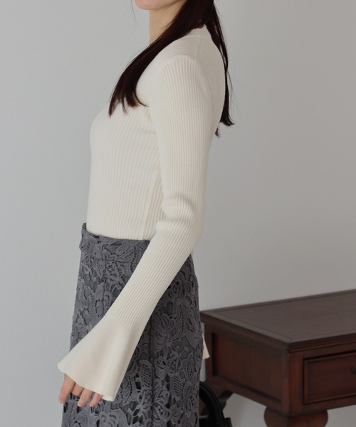 BLUEEAST(ブルーイースト)の「フレアスリーブニット(ニット/セーター・レディース・ブラック/グレイッシュベージュ/ブルーグレー/アイボリー・MEDIUM)」の11枚目の写真