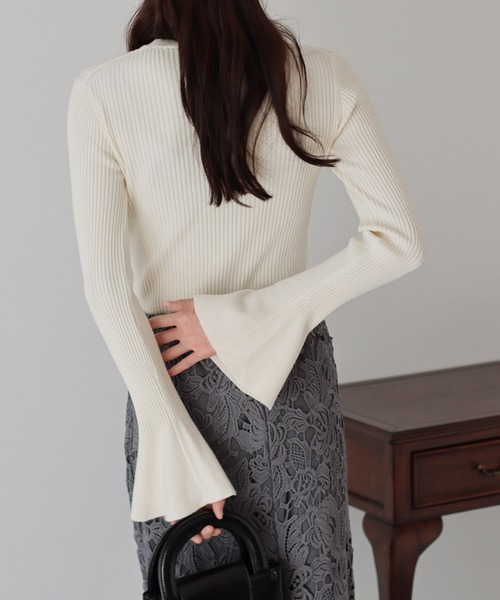 BLUEEAST(ブルーイースト)の「フレアスリーブニット(ニット/セーター・レディース・ブラック/グレイッシュベージュ/ブルーグレー/アイボリー・MEDIUM)」の12枚目の写真