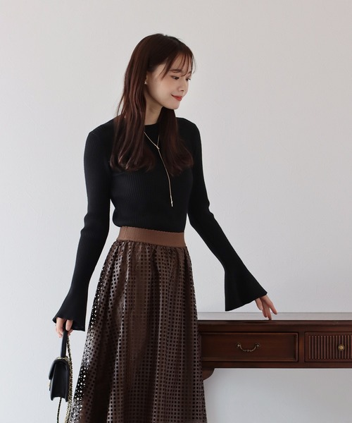 BLUEEAST(ブルーイースト)の「フレアスリーブニット(ニット/セーター・レディース・ブラック/グレイッシュベージュ/ブルーグレー/アイボリー・MEDIUM)」の16枚目の写真