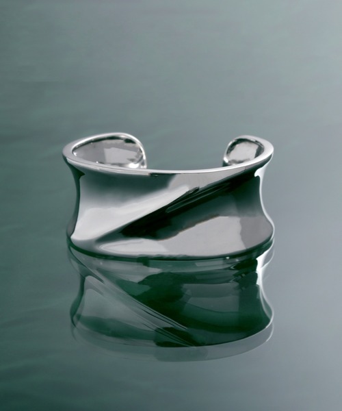 YArKA（ヤーカ）の「【YArKA/ヤーカ】[egoistic series]  3-dimensional distortion bangle [percroo2] / 立体歪みハードバングル（バングル/リストバンド・メンズ・シルバー・FREE）」の2枚目の写真