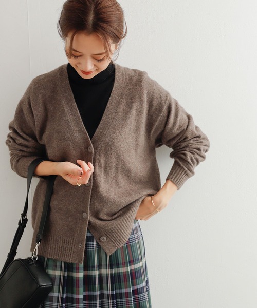 URBAN RESEARCH DOORS(アーバンリサーチドアーズ)の「Vネックモチモチニットカーディガン(カーディガン/ボレロ・レディース・ネイビー/ホワイト系その他/ブラウン・MEDIUM)」の3枚目の写真