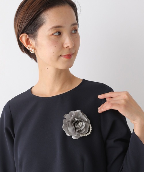 LEPSIM（レプシィム）の「【入卒式／セレモニー】サテンコサージュ　993828（ブローチ/コサージュ・レディース・グレー/ベージュ系その他/ネイビー・ONE SIZE）」の2枚目の写真