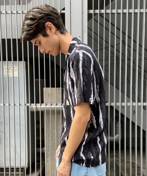 VOLCOM(ボルコム)の「VOLCOM/ボルコム シャツ 半袖 ストライプ柄 モノトーン オーバーサイズ A0412410(シャツ/ブラウス・メンズ・ブラック×ホワイト・M/L/XL)」の3枚目の写真