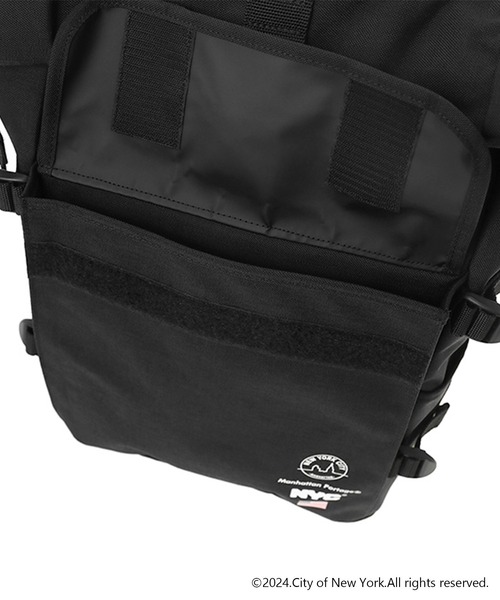 Manhattan Portage(マンハッタンポーテージ)の「Silvercup Backpack Vinyl Lining NEW YORK CITY(バックパック/リュック・メンズ・ブラック・MEDIUM)」の9枚目の写真