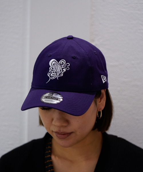 EK BY NEW ERA(イーケーバイニューエラ)の「【NEW ERA x ANNA SUI NYC】 920CS ANNA SUI(キャップ・レディース・パープル/ネイビー/ホワイト/ブラック・FREE)」の2枚目の写真