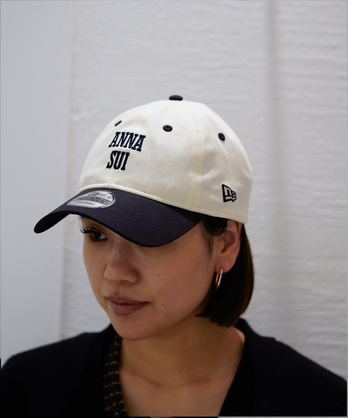 EK BY NEW ERA(イーケーバイニューエラ)の「【NEW ERA x ANNA SUI NYC】 920CS ANNA SUI(キャップ・レディース・パープル/ネイビー/ホワイト/ブラック・FREE)」の4枚目の写真
