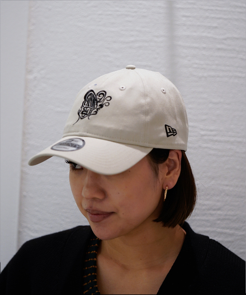 EK BY NEW ERA(イーケーバイニューエラ)の「【NEW ERA x ANNA SUI NYC】 920CS ANNA SUI(キャップ・レディース・パープル/ネイビー/ホワイト/ブラック・FREE)」の3枚目の写真