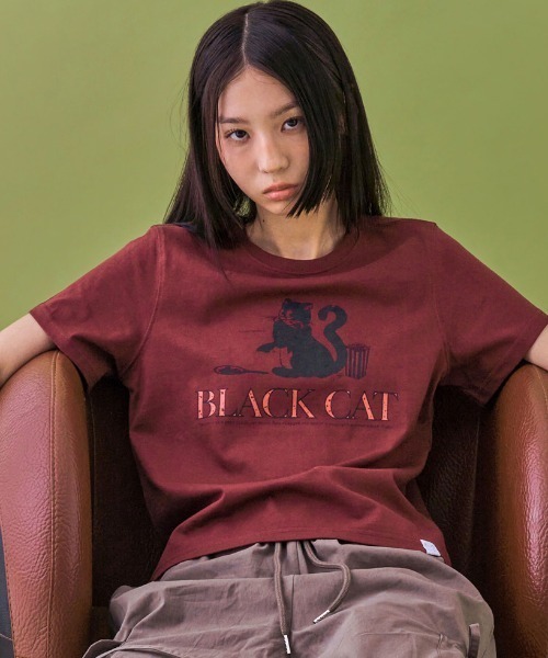 FANCY CLUB（ファンシークラブ）の「A'GEM/9 × .kom 『 FANCY CLUB/ファンシークラブ』 STRAY CAT TEE/猫 Tシャツ（Tシャツ/カットソー・レディース・ホワイト/ボルドー・M）」の2枚目の写真