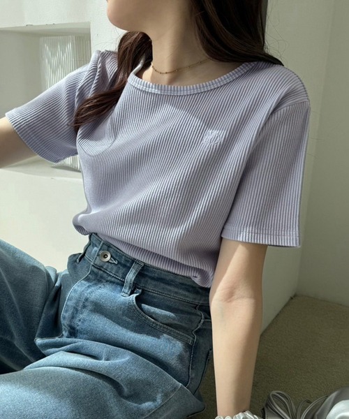 one after another NICE CLAUP(ワンアフターアナザーナイスクラップ)の「ワンポイント刺しゅうピグメントTee(Tシャツ/カットソー・レディース・ラベンダー/ピンク系その他/オフホワイト/チャコールグレー・FREE)」の3枚目の写真