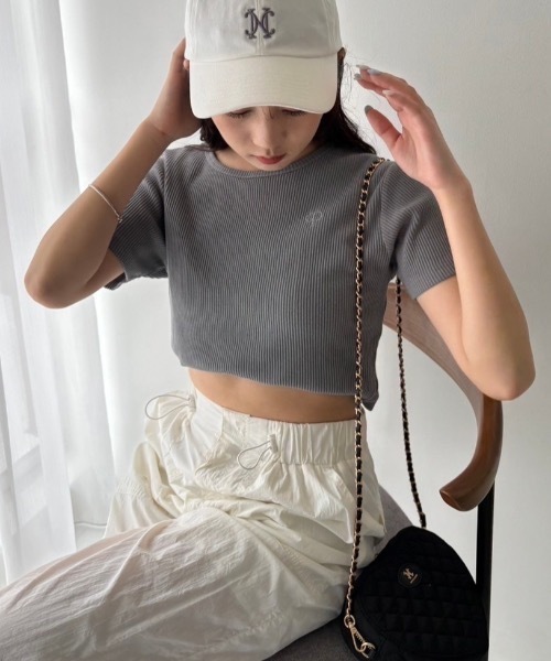 one after another NICE CLAUP(ワンアフターアナザーナイスクラップ)の「ワンポイント刺しゅうピグメントTee(Tシャツ/カットソー・レディース・ラベンダー/ピンク系その他/オフホワイト/チャコールグレー・FREE)」の2枚目の写真