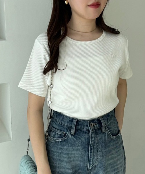 one after another NICE CLAUP(ワンアフターアナザーナイスクラップ)の「ワンポイント刺しゅうピグメントTee(Tシャツ/カットソー・レディース・ラベンダー/ピンク系その他/オフホワイト/チャコールグレー・FREE)」の8枚目の写真