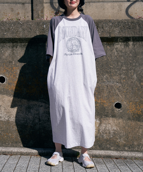 VENCEEXCHANGE（ヴァンスエクスチェンジ）の「刺繍配色ラグランTシャツワンピース（ワンピース・レディース・オフホワイト/チャコールグレー/その他1・FREE）」の2枚目の写真