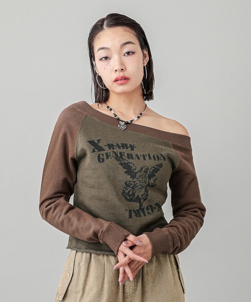 X-girl（エックスガール）の「OFF THE SHOULDER SWEAT TOP（スウェット・レディース・オリーブ/チャコール・S/M）」の3枚目の写真
