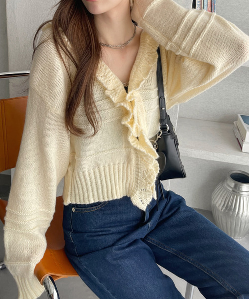 Ada.(エイダ)の「フリルカラーホックデザイン ニットカーディガン(カーディガン/ボレロ・レディース・アイボリー/ブラック/ダークブラウン・FREE)」の4枚目の写真