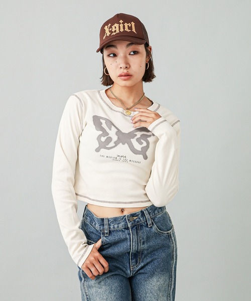 X-girl（エックスガール）の「SPRAY BUTTERFLY PRINT L/S BABY TEE（Tシャツ/カットソー・レディース・ブラック/ブラウン/オフホワイト・S/M）」の2枚目の写真