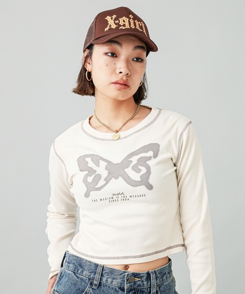 X-girl（エックスガール）の「SPRAY BUTTERFLY PRINT L/S BABY TEE（Tシャツ/カットソー・レディース・ブラック/ブラウン/オフホワイト・S/M）」の5枚目の写真