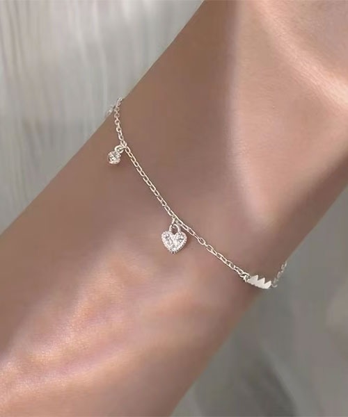 TONE SELECT GOODS(トーンセレクトグッズ)の「【float】ハートチャーム×キラキラビジュー ブレスレット(ブレスレット・レディース・シルバー/ゴールド・FREE)」の5枚目の写真