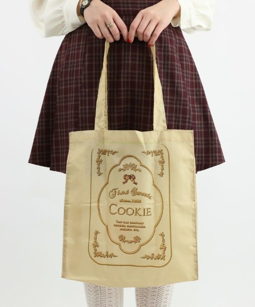 F i.n.t(フィント)の「ハグベアークッキー缶プリントサスティナブルエコバッグ/SweetsCollection/fint フィント(エコバッグ/サブバッグ・レディース・ベージュ・FREE)」の3枚目の写真