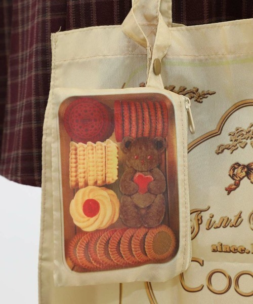 F i.n.t(フィント)の「ハグベアークッキー缶プリントサスティナブルエコバッグ/SweetsCollection/fint フィント(エコバッグ/サブバッグ・レディース・ベージュ・FREE)」の5枚目の写真