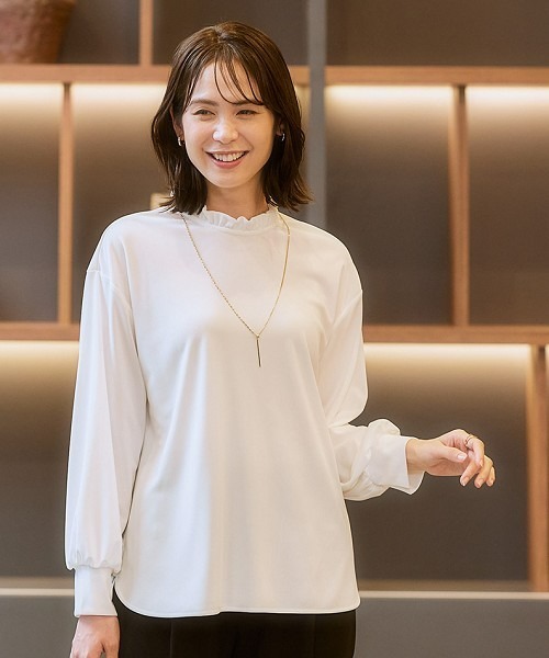 7days Life Styling（セブンデイズライフスタイリング）の「カットソー素材フリルネックブラウス<大きいサイズ有>（シャツ/ブラウス・レディース・オフホワイト/ネイビー・3L/LL/L/M/S）」の2枚目の写真