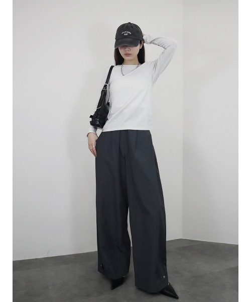 Reurie'（レウリィ）の「バックオープン2wayラメトップス / 長袖 クルーネック 背中開き グリッター シンプル きれいめ モード オフィスカジュアルオケージョン お呼ばれ 結婚式 キラキラ（Tシャツ/カットソー・レディース・ブラック/シルバー・FREE）」の3枚目の写真