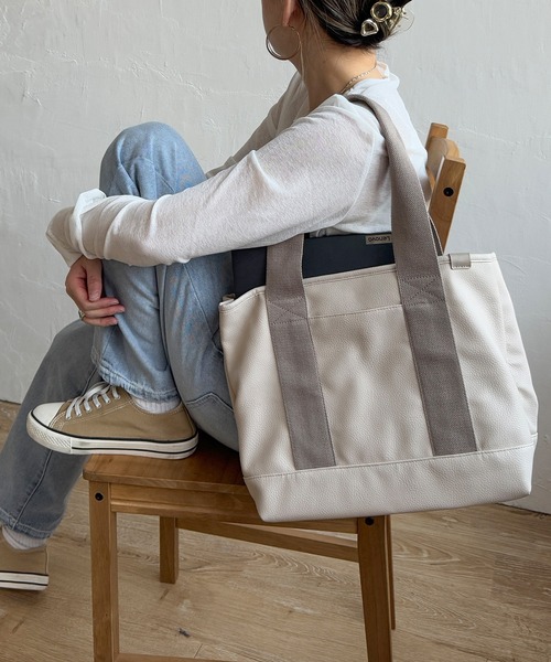 LBC(エルビーシー)の「合皮・キャンバス 仕切りビッグトートバッグ(トートバッグ・レディース・その他/シルバー/ベージュ/ブラック/グレイッシュベージュ・FREE)」の2枚目の写真