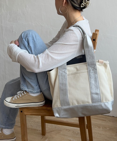 LBC(エルビーシー)の「合皮・キャンバス 仕切りビッグトートバッグ(トートバッグ・レディース・その他/シルバー/ベージュ/ブラック/グレイッシュベージュ・FREE)」の4枚目の写真